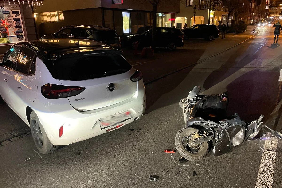 Küssnacht SZ - Rollerfahrer bei Kollision mit PW verletzt
