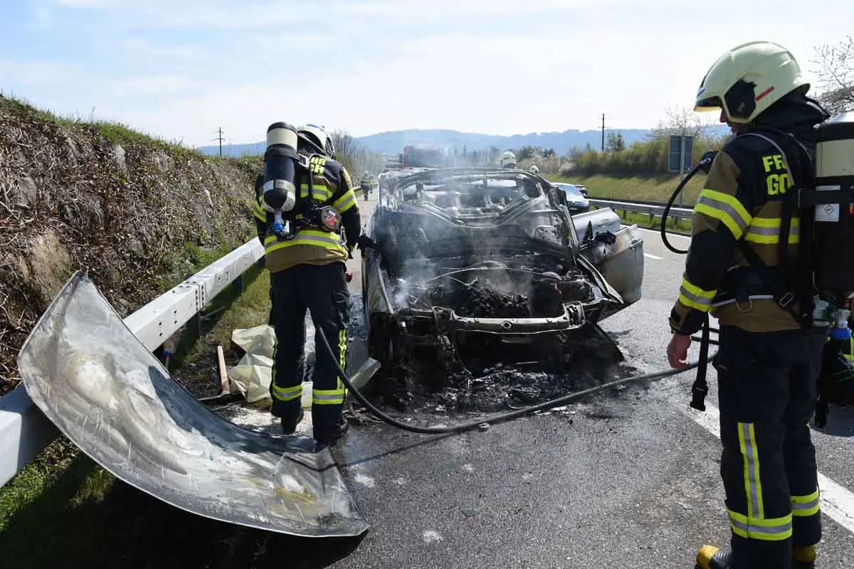 Steinach SG - Auto ausgebrannt - Mutter mit ihrer 2-jährigen Tochter können sich retten!