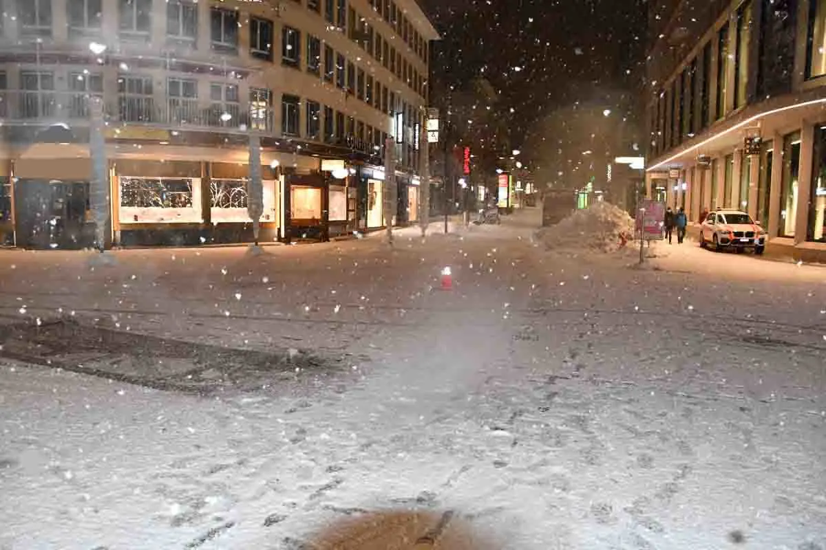 Chur GR - Frau von Schneeräumungsfahrzeug erfasst und verletzt