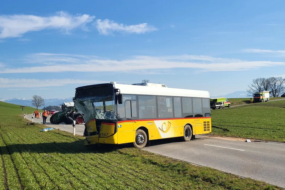 Maschwanden ZH – Heftiger Unfall zwischen Traktor und Postauto