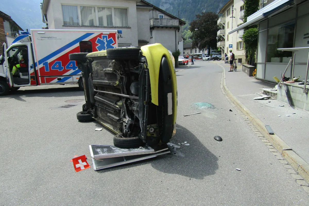 Netstal GL - Selbstunfall mit zwei Verletzten