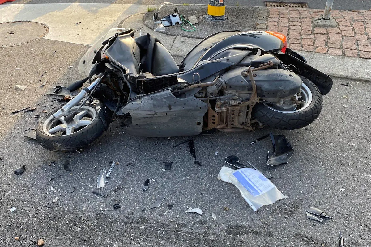 Baar ZG – Rollerfahrerin bei Kollision mit Auto verletzt