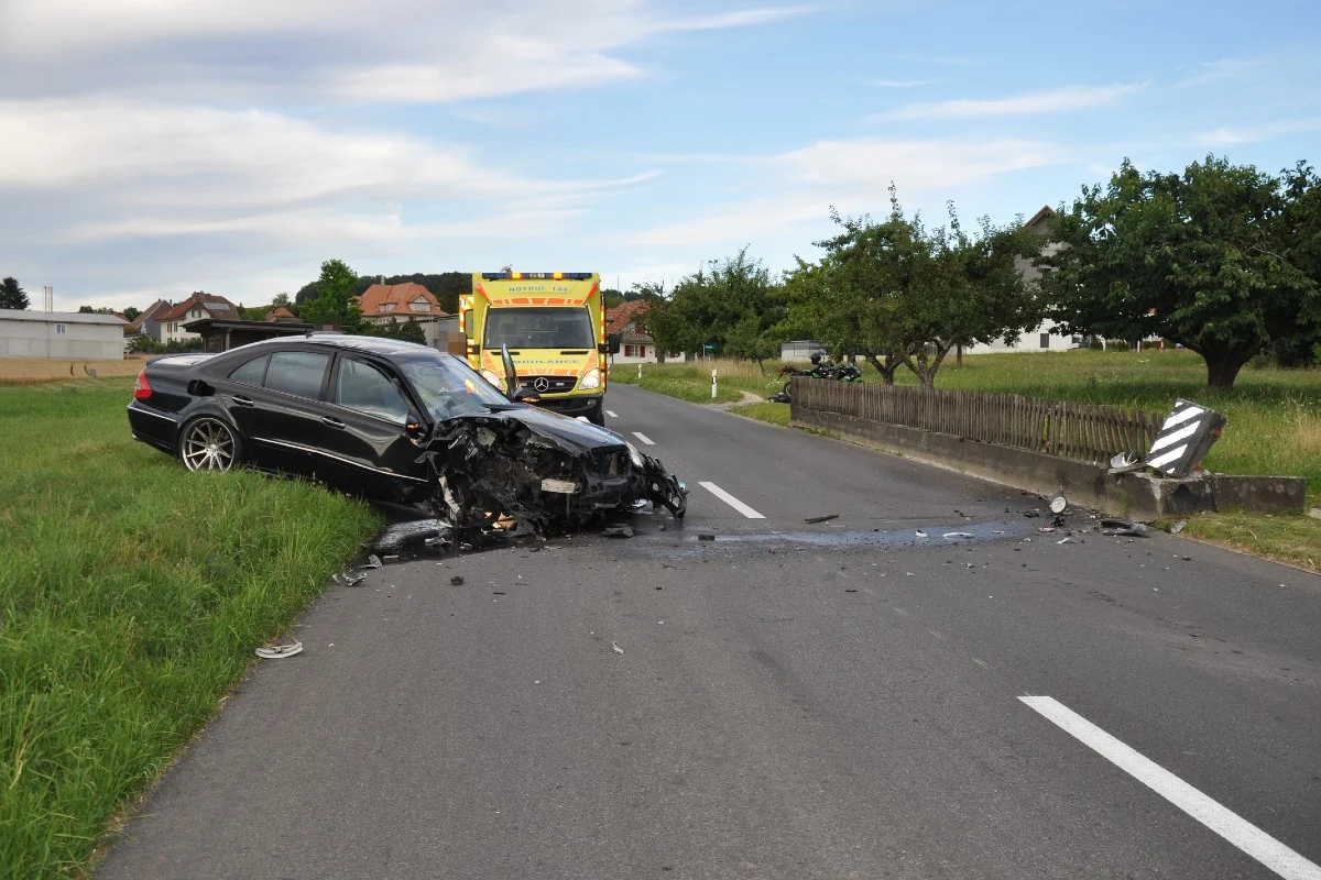 Unfall in Schnottwil SO - 18-jähriger Mann verliert Kontrolle über den Mercedes und verunfallt 