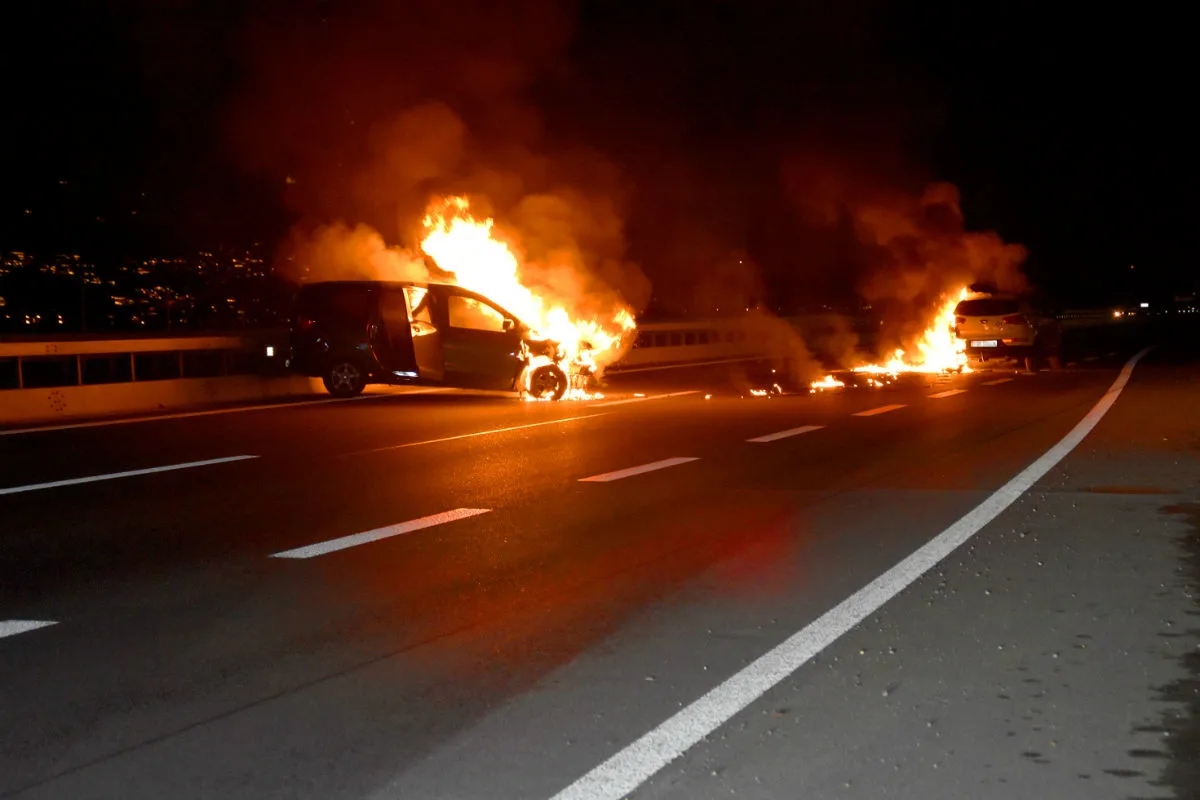 Buochs NW - Zwei Autos nach Crash in Brand geraten