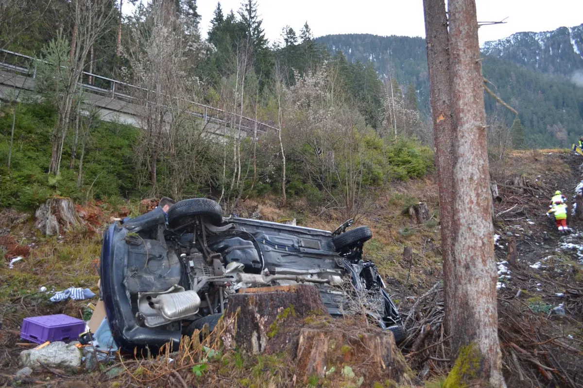 Unfall in Tiefencastel GR – Auto stürzt Abhang hinunter