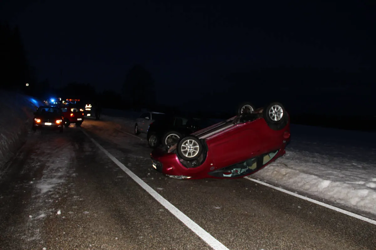 Les Bois JU – Bei Unfall überschlagen