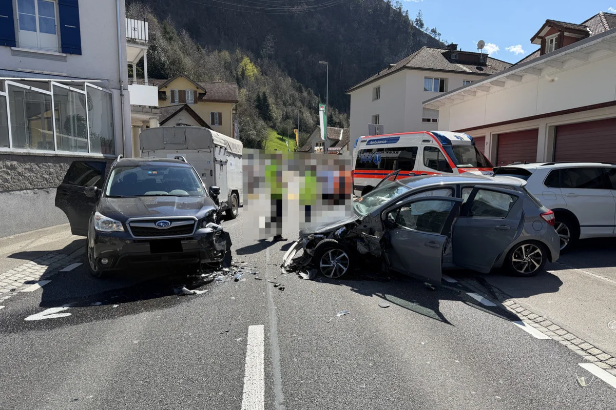 Sisikon UR – Frontalkollision mit mehreren Autos
