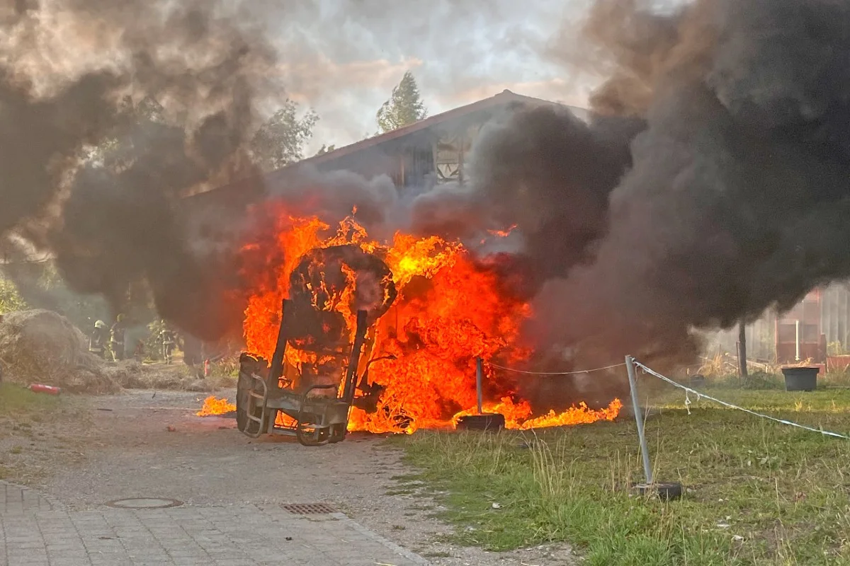 Feuerwehreinsatz in Mettlen TG - Traktorbrand wegen Strohballen