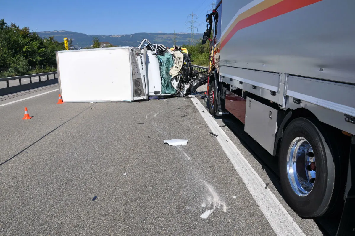 A1 bei Derendingen SO -  Lieferwagen prallt in Unterhaltsfahrzeug und überschlägt sich
