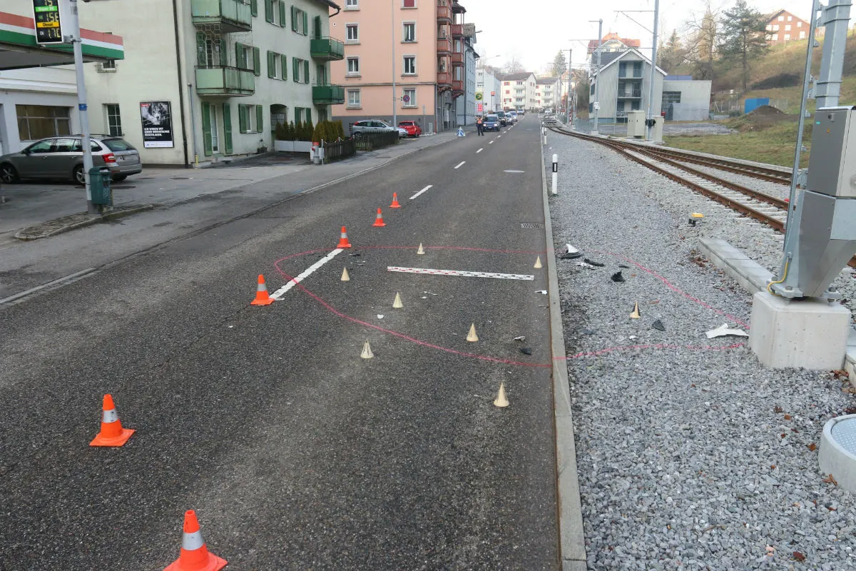 St. Gallen SG - Rollerfahrer nach Kollision verletzt