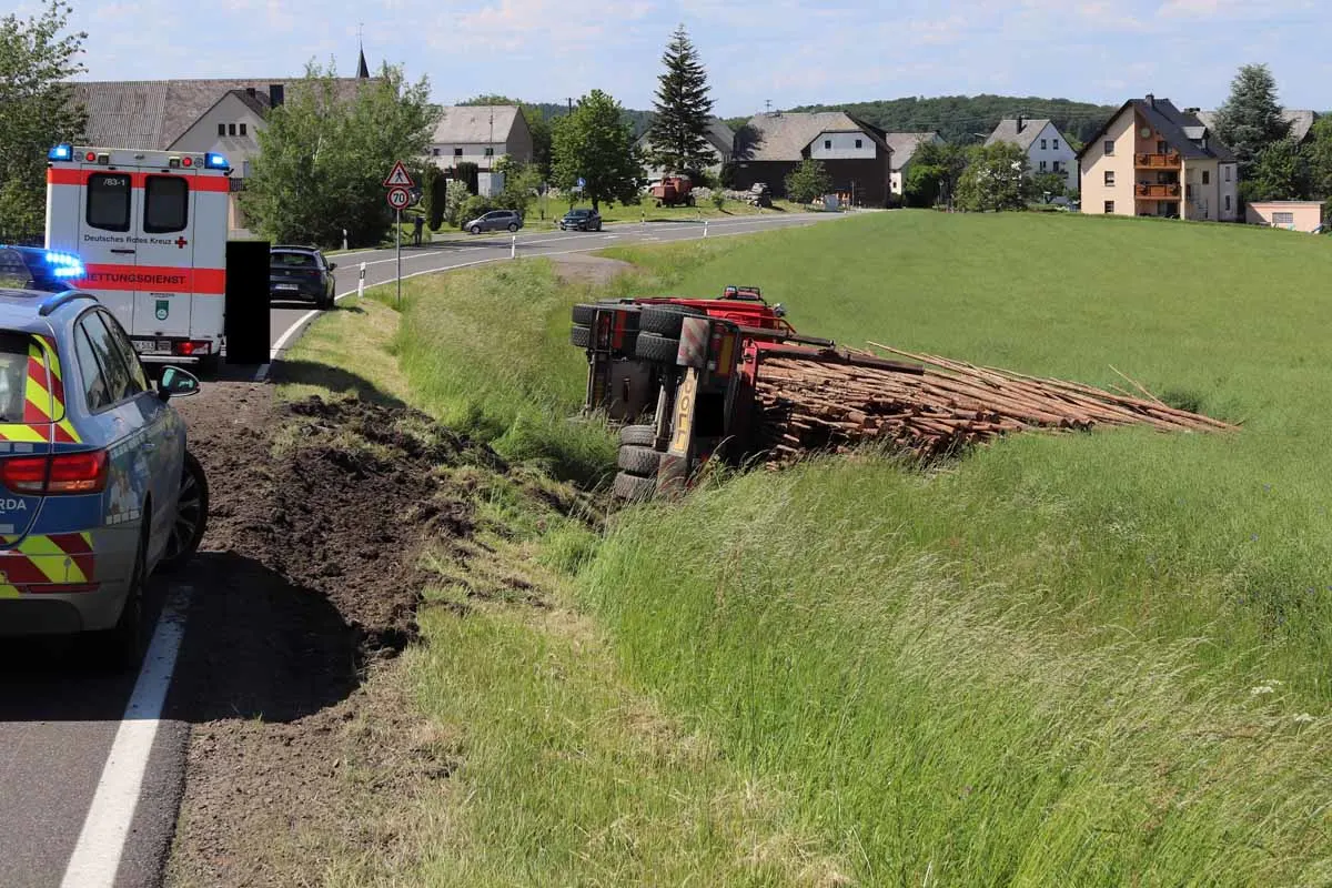 Berglicht - Holztransporter kommt von Straße ab und kippt Böschung hinunter
