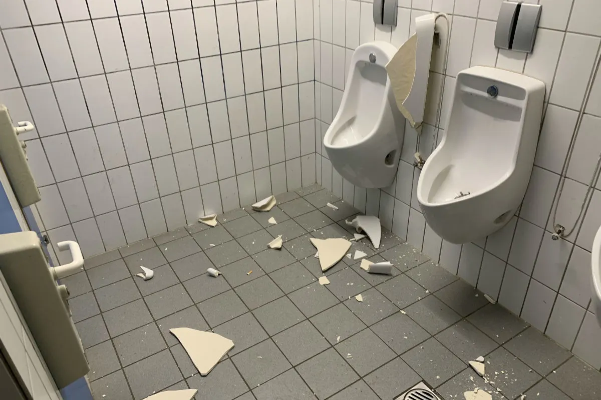 Stadt Schaffhausen -  Munot WC-Anlage mutwillig beschädigt!