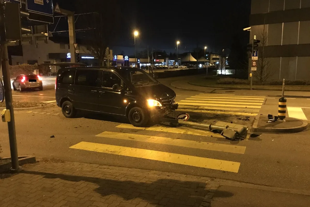 Muttenz BL - Personenwagen kollidierte mit Lichtsignalträger