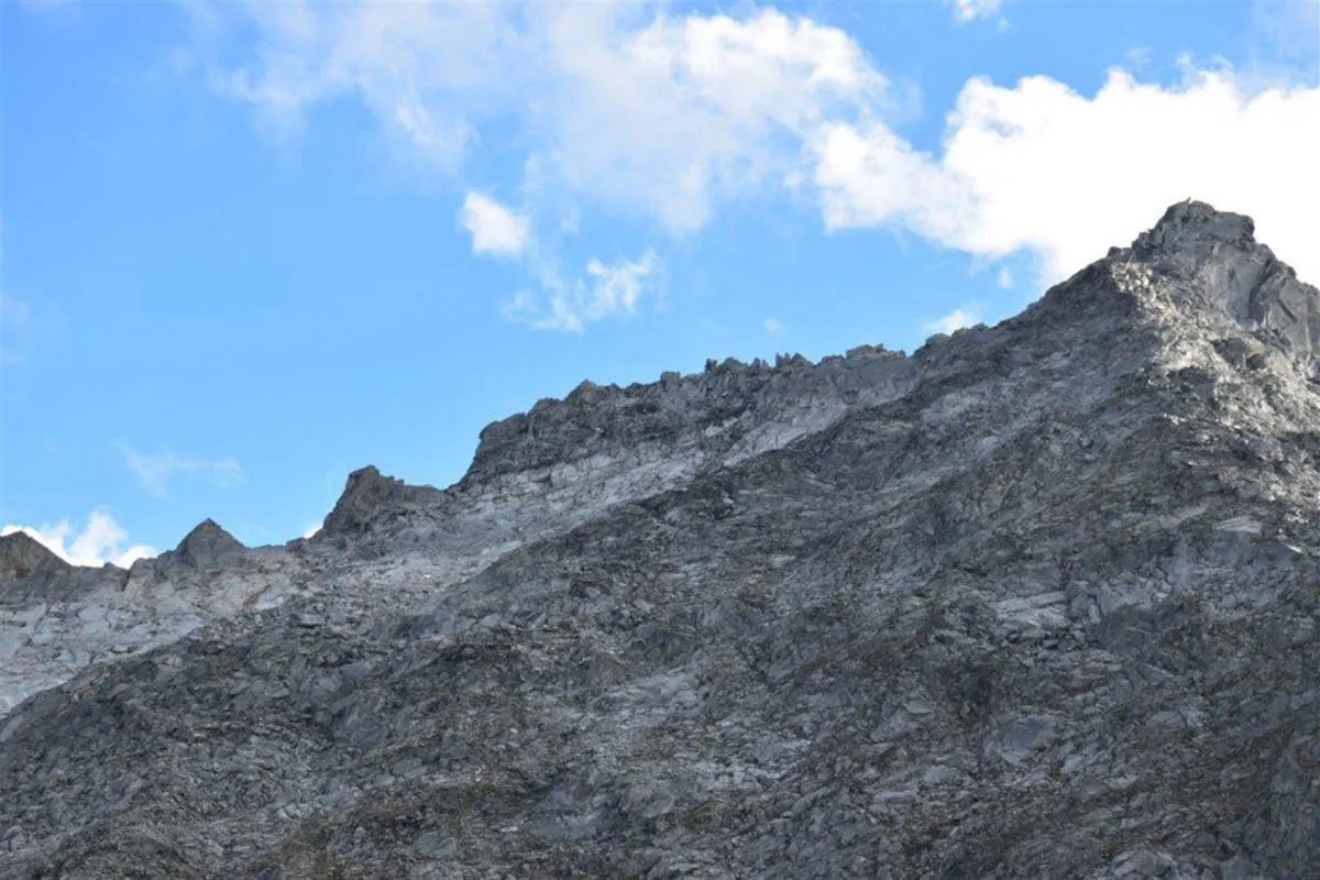 Disentis GR - Alpinist zwischen Felsbrocken eingeklemmt
