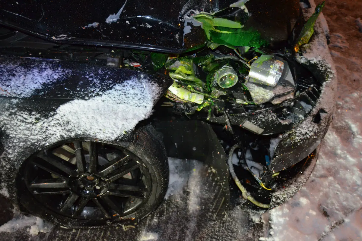 Teufen AR - Auf der schneebedeckten Strasse mit Bahn kollidiert