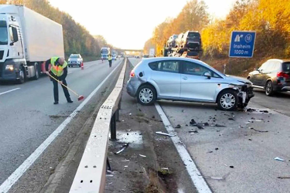 Insheim - Wegen Handykabel in die Schutzplanke gerauscht