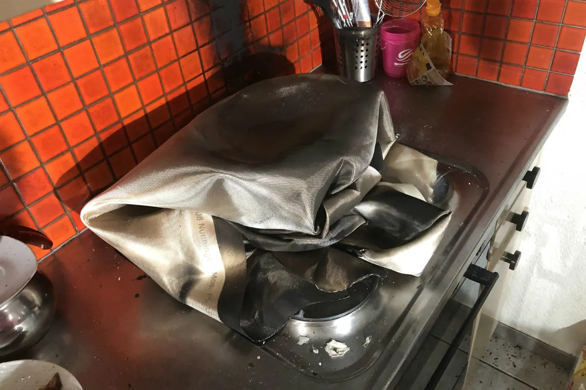 Domat/Ems GR -  Pfanne in Brand geraten - Küchenkombination musste aufgebrochen werden