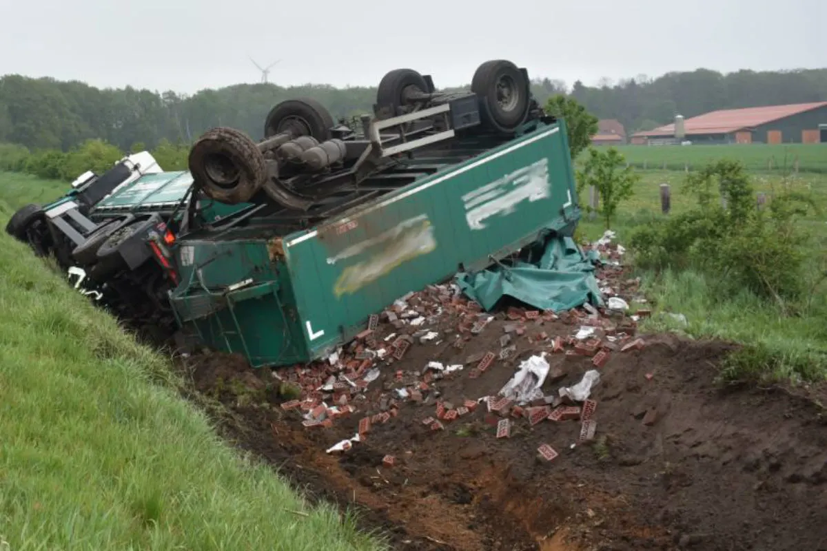 LKW verunfallt auf der A1 - Fahrer schwerst verletzt