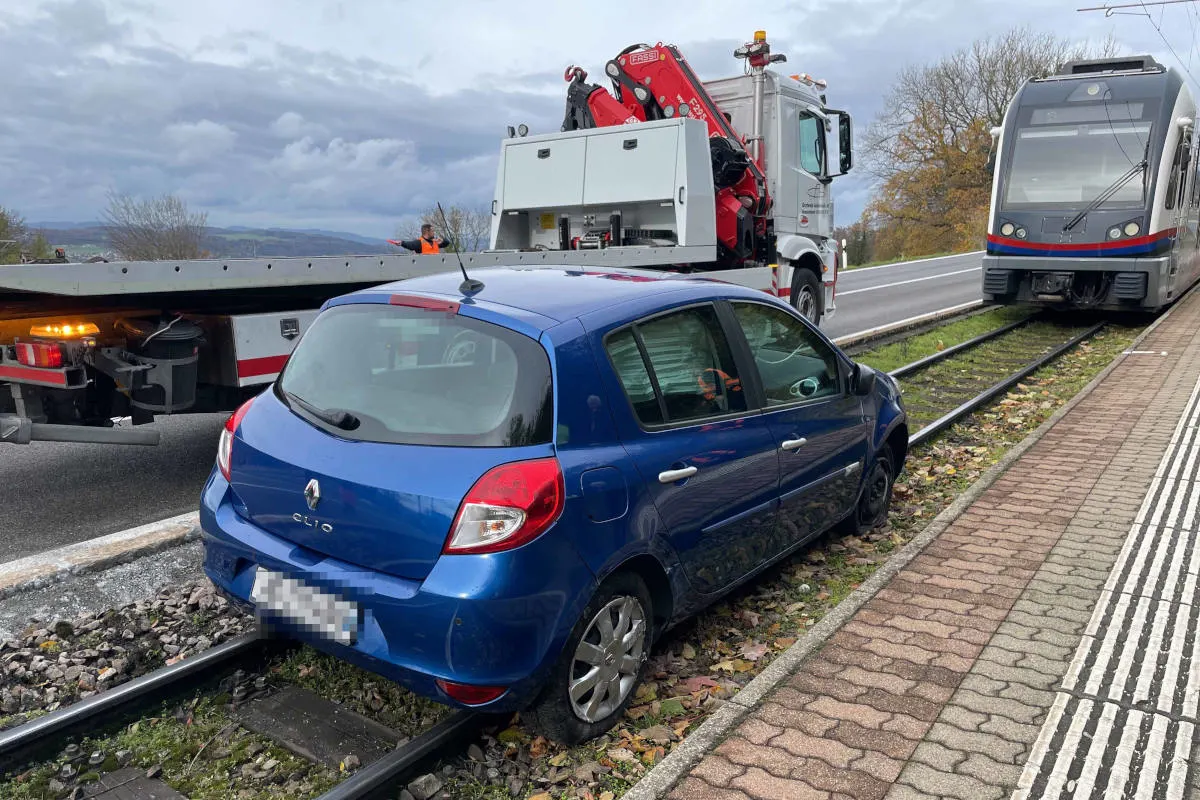 Zufikon AG – Mit Auto in Bahngleis gelandet