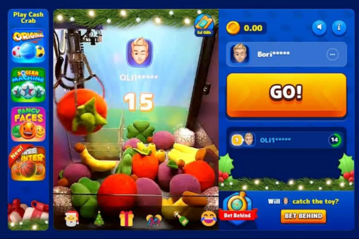 Ein Greifarm in einem digitalen Kran-Spiel hat ein rotes Plüschtier gefasst und hält es über einer Ansammlung anderer bunter Plüschtiere. Die Spieloberfläche zeigt Punktzahlen und andere Bedienelemente.