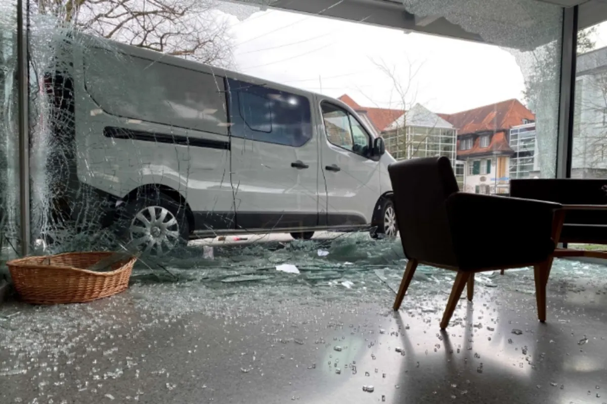 Cham ZG - Auto schiebt bei Parkmanöver Lieferwagen in eine Fensterfront 