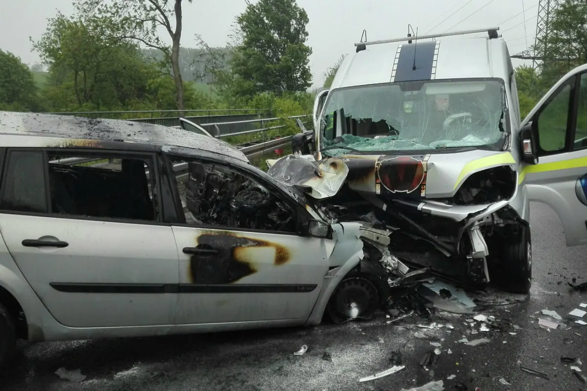 Ein Schwerverletzter wurde  aus dem brennenden Auto gerettet