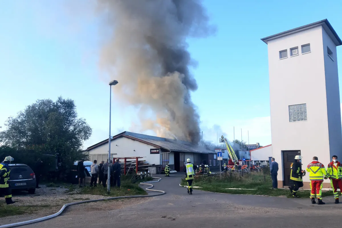 Kleve-Keeken – Gebäudebrand zerstört Hallenkomplex
