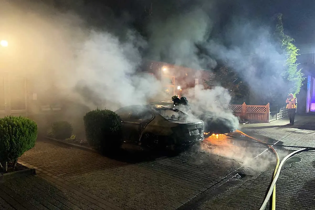 Leer - PKW Brand droht auf Gebäude überzugreifen