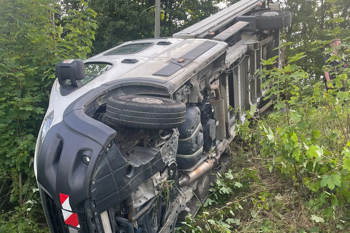 Wetter NW – Transporter kippt bei Unfall auf die Seite