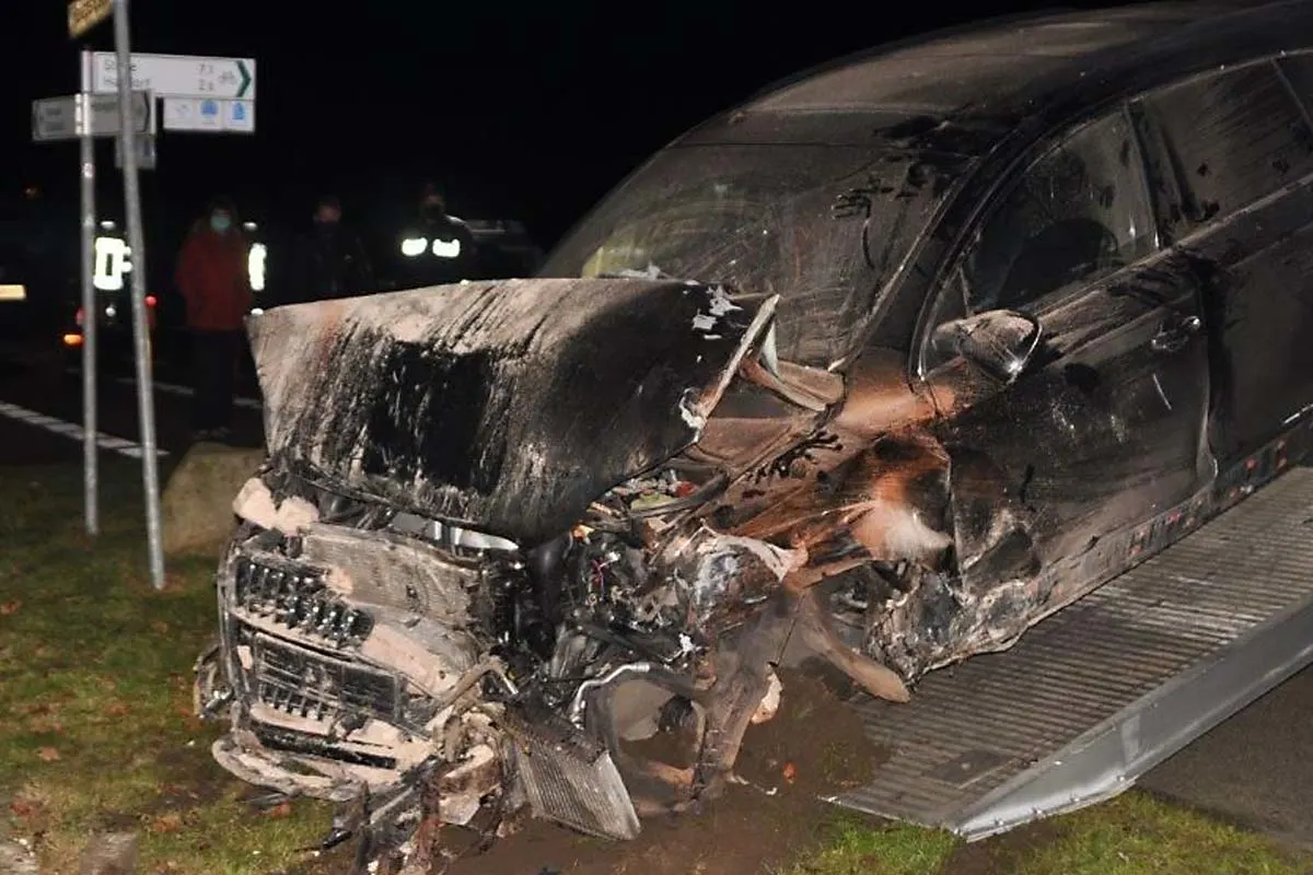 Unfallflucht in Hammah - Autofahrer kommt von der Straße ab und fährt in Scheune