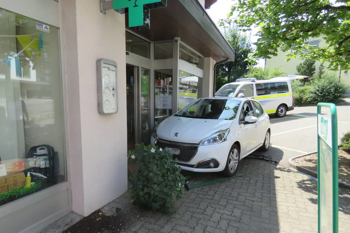 Seon AG - Auto prallt in Verkaufsgeschäft