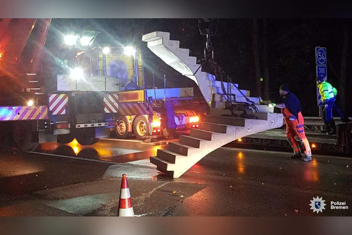 A1 Mahndorf – LKW verliert Betontreppe auf der Autobahn