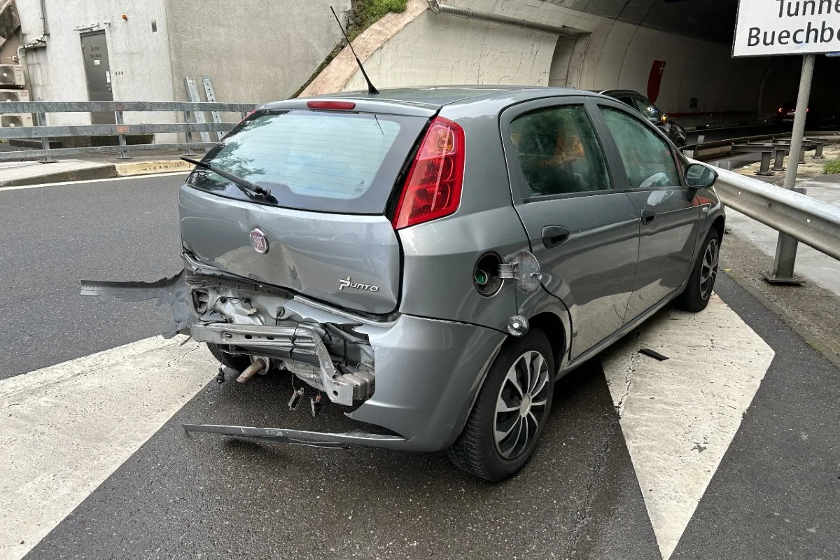Tuggen SZ - Audi fährt auf der A15 in Fiat