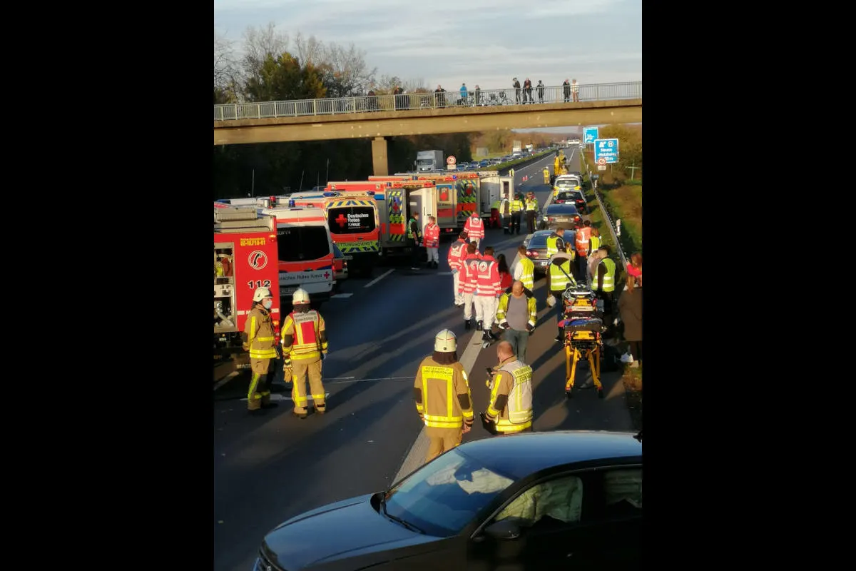 Unfall auf der A46 bei Grevenbroich – 13 Verletzte Personen bei Verkehrsunfall