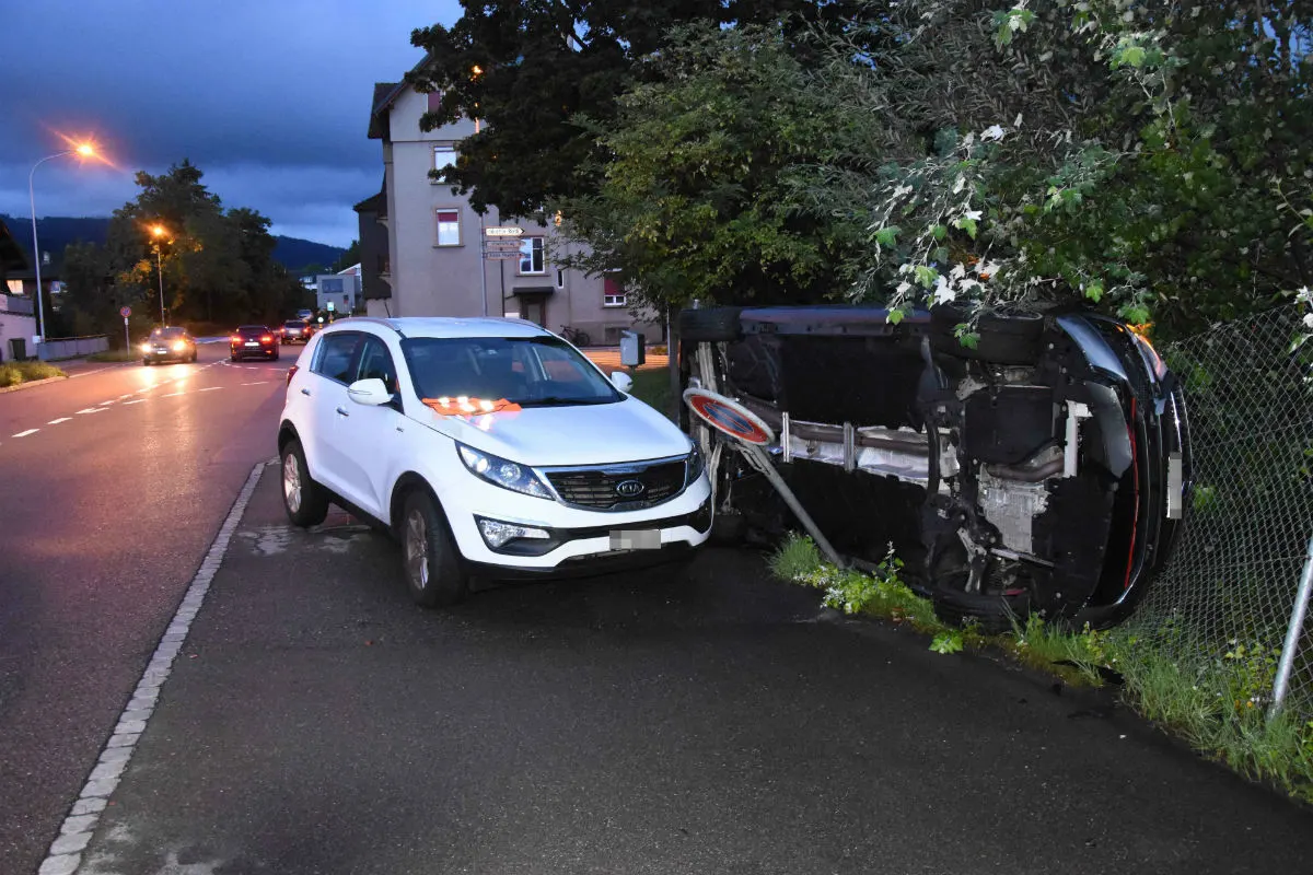 Goldach SG - Nach Kollision kippt ein Auto auf die Seite