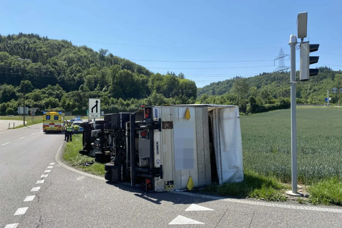 Rheinfelden AG - Der Lastwagen kippte auf der Autobahneinfahrt - Fahrer unbestimmt verletzt