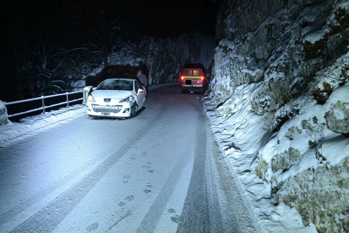 Langenbruck BL - Lieferwagen kollidiert mit Auto