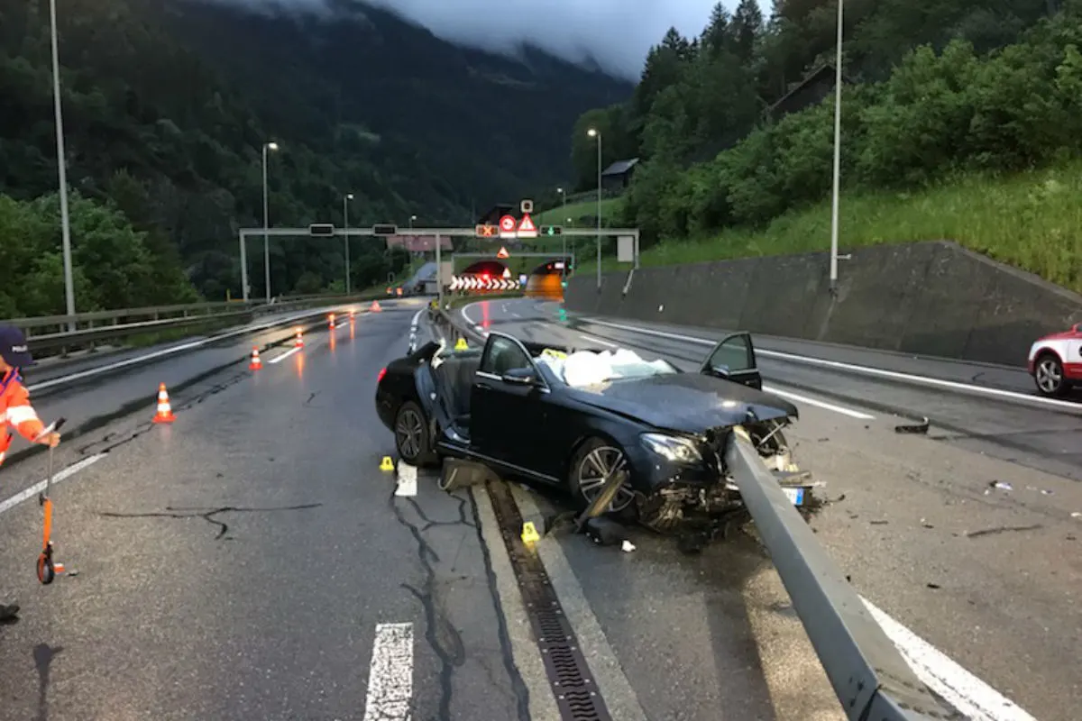 Gurtnellen UR - Mercedes durchschlägt Mittelleitplanke