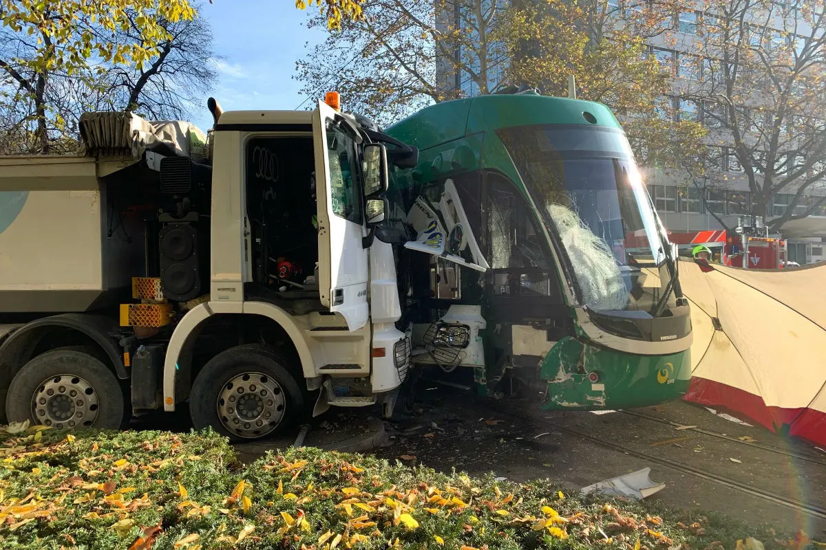 Basel BS - Kollision zwischen Tram und Lastwagen