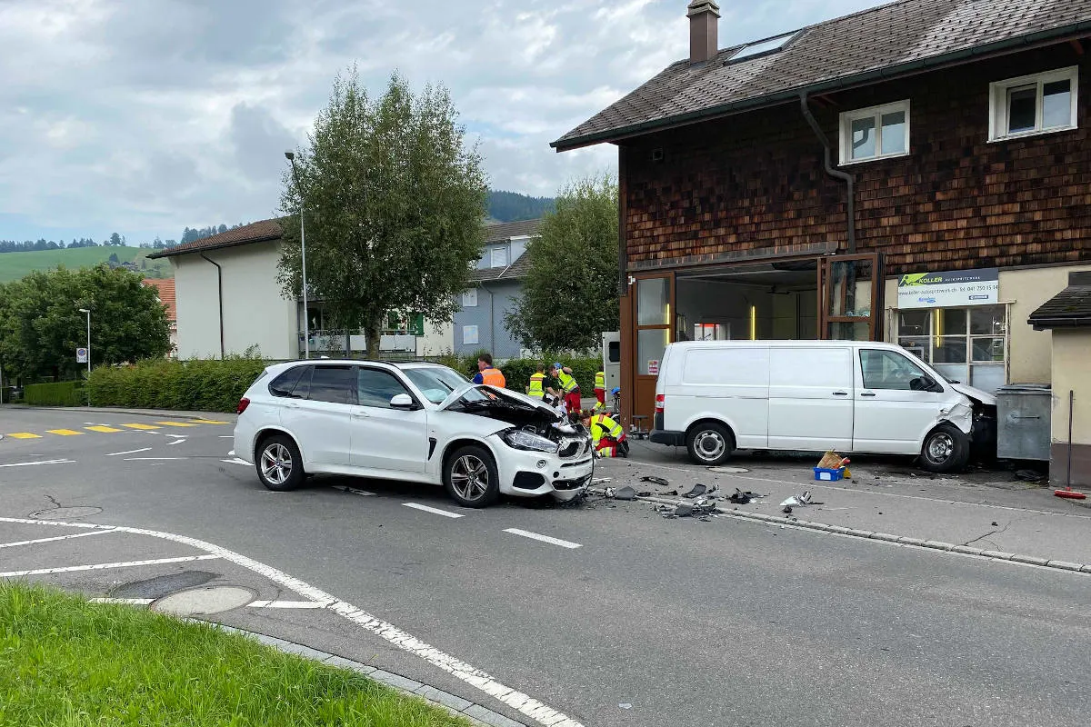 Unterägeri ZG – Einmal Vortritt missachtet – zweimal Totalschaden