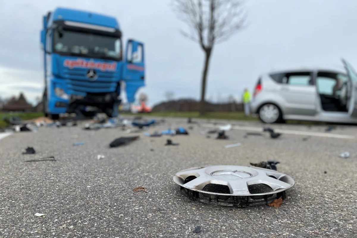Fehraltorf ZH - Frontalkollision auf der Kempttalstrasse zwischen Auto und Lastwagen