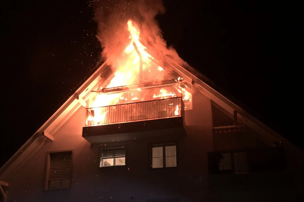 Volketswil ZH -  Grosser Sachschaden nach Brand in Dachwohnung