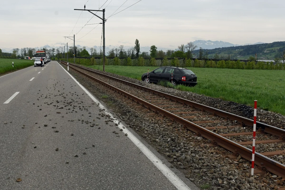 Hitzkirch LU - Skoda gerät abseits der Strasse und blockiert auch Bahnverkehr