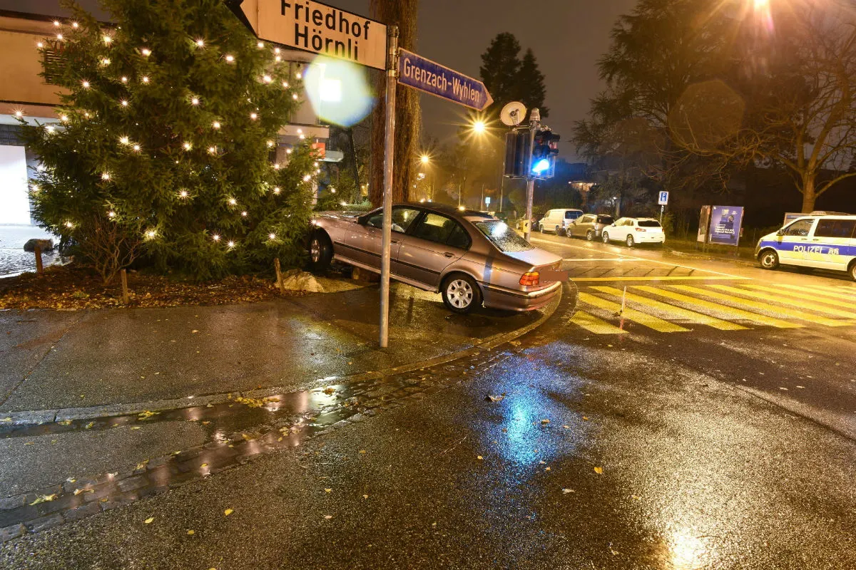 Riehen BS - Alkoholisierter Autofahrer baut Selbstunfall