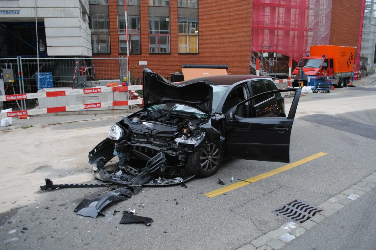 Stadt Schaffhausen SH - Frontalkollision zwischen Auto und Linienbus
