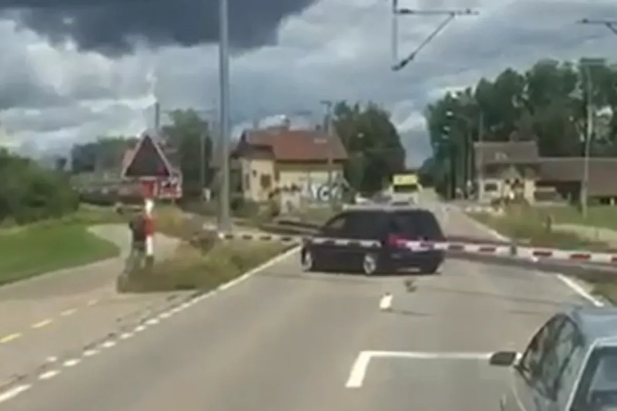 Uster ZH – Beinahe-Kollision zwischen Auto und Zug
