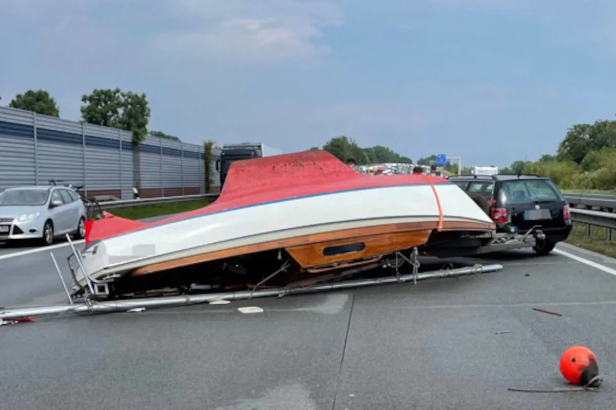 A1 Elsdorf - Boot rutscht vom Anhänger
