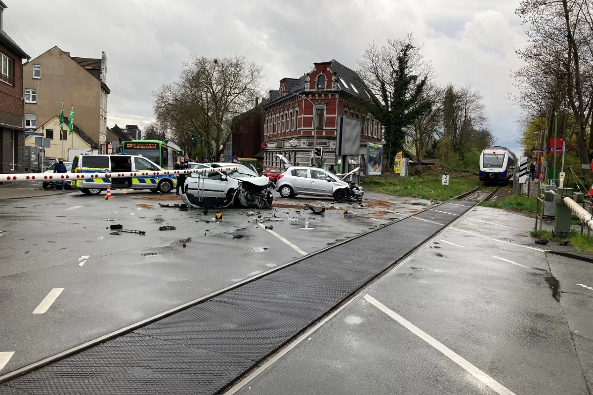 Oberhausen - Heftiger Verkehrsunfall am Bahnübergang 