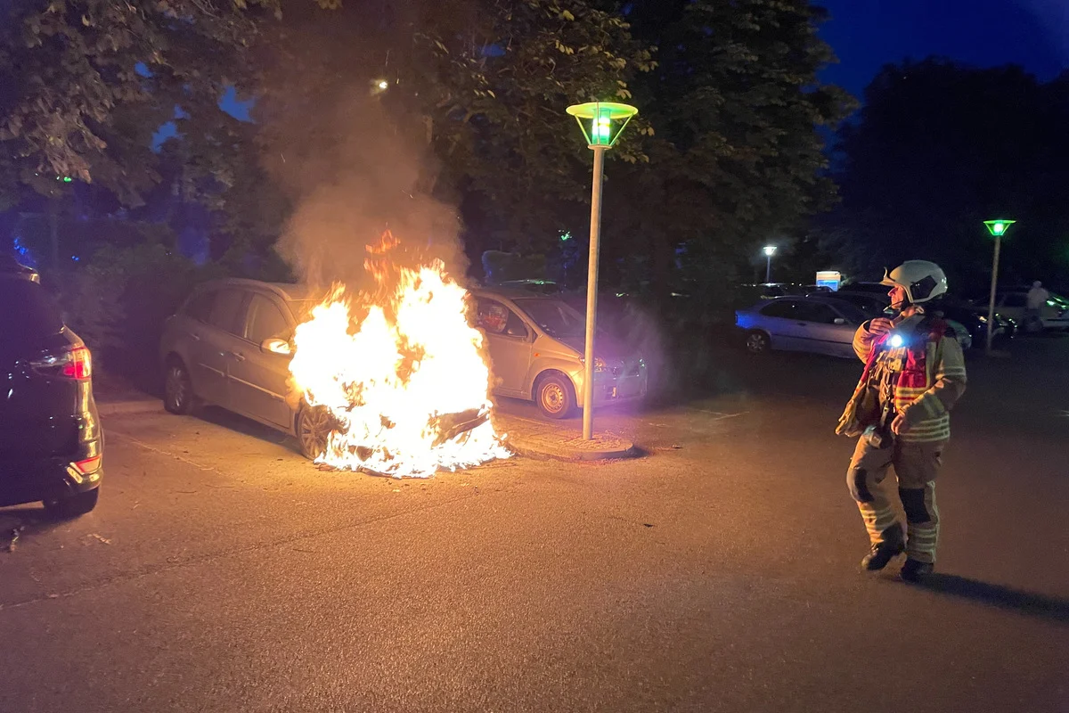 Zwei brennende Autos in Dresden 