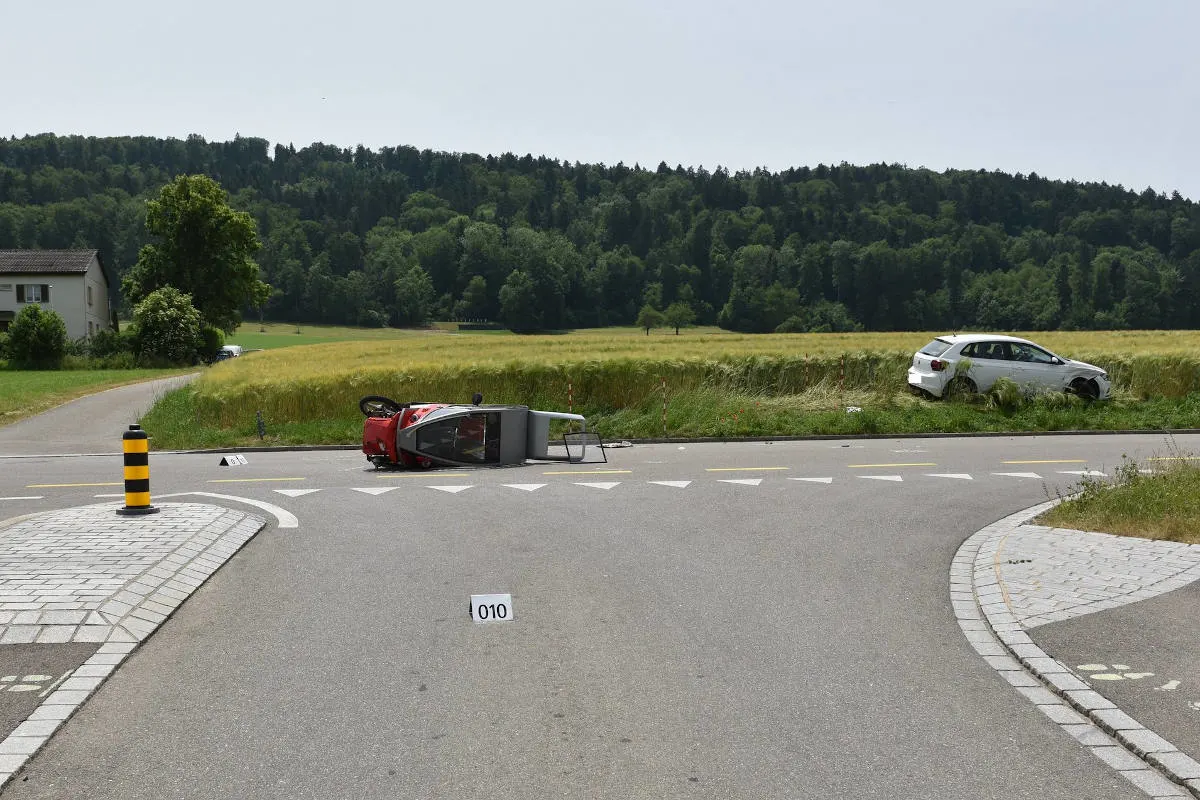 Dänikon ZH – Fahrer eines Elektrofahrzeugs bei Verkehrsunfall schwer verletzt